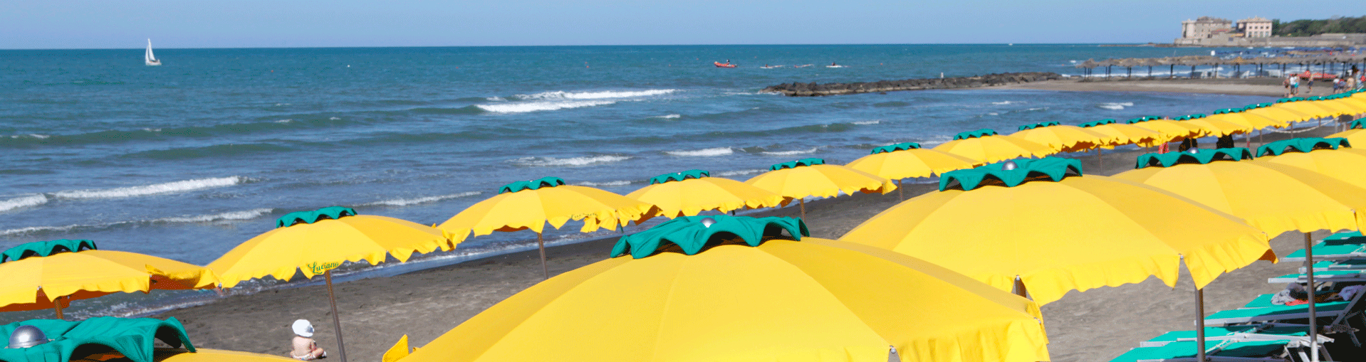 Ombrelloni e orizzonte del mare visto dallo stabilimento Luciano